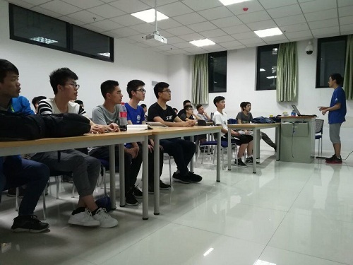 m1525804308500527.jpg 胡冰同学教唱团歌.jpg